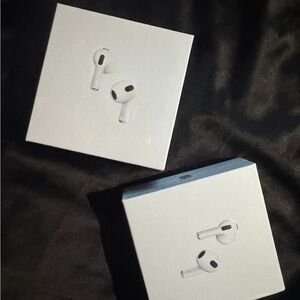 Apple AirPods in Classic White